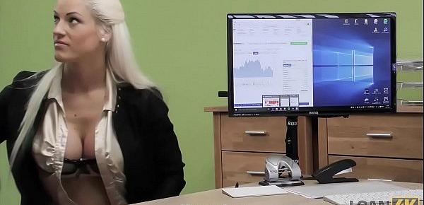 LOAN4K. Towheaded Lassie kann einen Geschäftskredit bekommen, wenn der Agent zufrieden ist